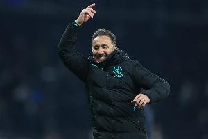 九游娱乐官网 (JIUYOU)-太阳报：狼队主帅佩雷拉在球队获胜后，到酒吧和球迷一起庆祝