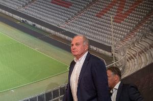 九游体育官网-获颁德国足球联盟荣誉奖！赫内斯：这是对我过去50年努力的肯定