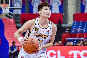 直播吧：孙铭徽已开始全场对抗练习 季后赛首场比赛有望复出