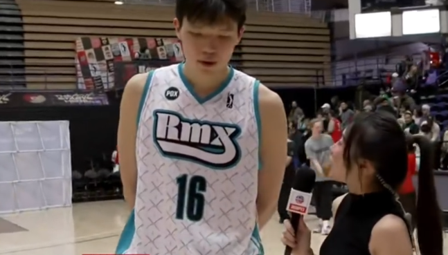 9体育-杨瀚森：和混音队友开玩笑说让我当控卫 半个NBA赛季都在摸爬滚打