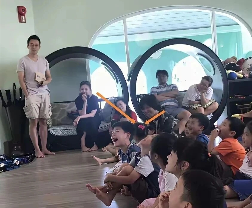 九游体育-大s去小玥儿学校照曝光！一脸慈母样好温柔，和小杨阿姨相处融洽